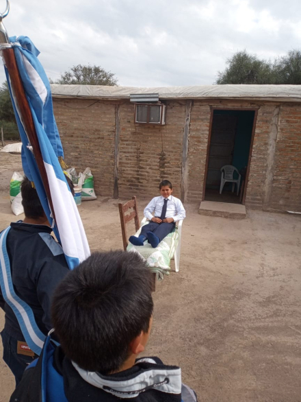 niño promesa bandera Pinedo.JPG