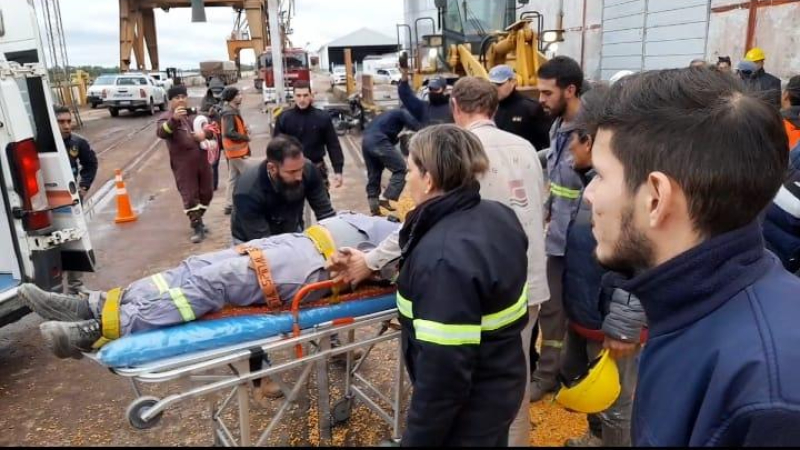 Dramático rescate de un hombre que quedó atrapado en un silo de maíz