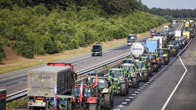Países Bajos: agricultores y pescadores bloquean carreteras en protesta por nuevas normas sobre emisiones