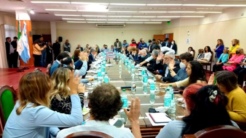 El flamante rector de la UNNE presentó a su nuevo equipo y encabezó su primera reunión al frente del Consejo Superior