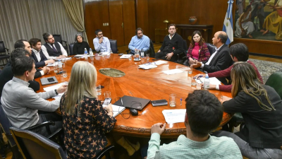 Batakis designó a su equipo y tuvo su primera reunión de gabinete