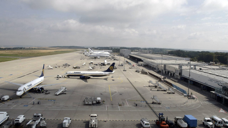 En el Reino Unido cerraron un aeropuerto porque la pista se derretía