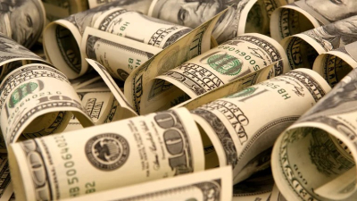 Dólar: la cotización libre cayó a los $296 y los financieros perdieron 8 por ciento