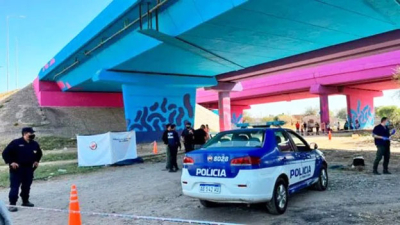 Arrojó y salvó a su bebé antes de morir arrollada por un tren