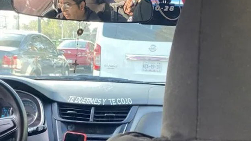Escracharon a un taxista por el aterrador mensaje que lleva en su tablero