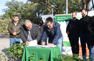 Plaza central: el intendente acordó la plantación y el cuidado de árboles