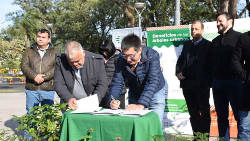 Plaza central: el intendente acordó la plantación y el cuidado de árboles