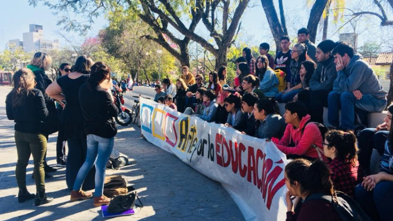 Docentes y alumnos darán una clase pública por el uso de todes y muches