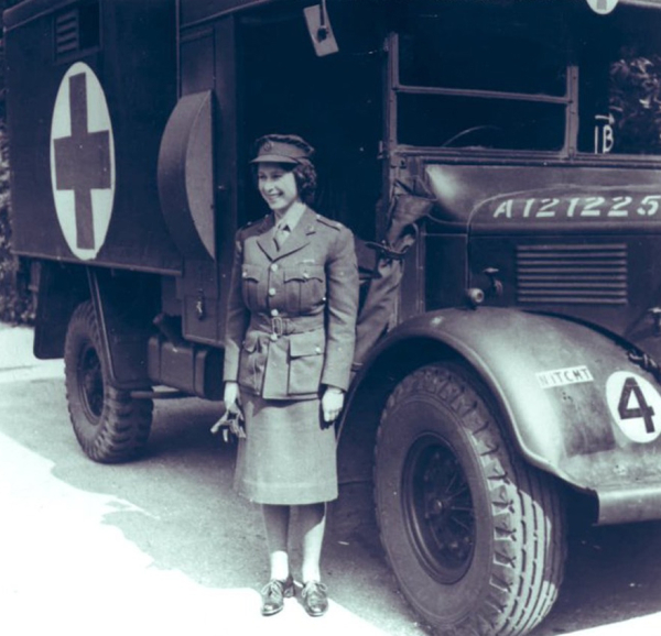 Enfermera durante la II Guerra Mundial. Cuando cuatro años
después se convirtió en reina, Winston Churchill no le tenía fe.