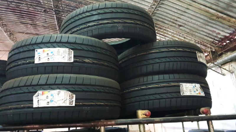 Falta de stock y el aluvión a Paraguay jaquean a vendedores de cubiertas