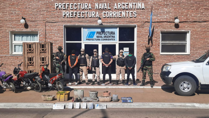 Prefectura detuvo a cuatro personas con cocaína, marihuana e incautaron gallos de riña