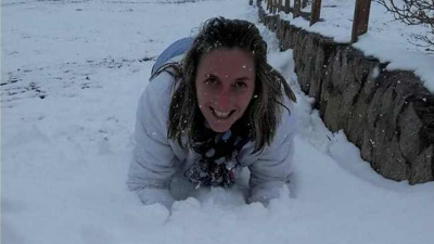 Una mujer en la nieve
