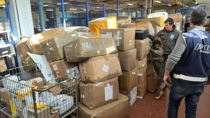 Aduana incautó 4.100 termos truchos de una costosa marca