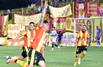 Sarmiento pegó de entrada y se metió en cuartos de final