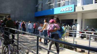 Largas filas en el primer día de inscripción presencial para el bono de Anses