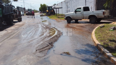 Un caño maestro se rompió en la avenida Marconi en la zona del cementerio