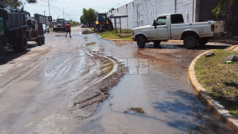 Un caño maestro se rompió en la avenida Marconi en la zona del cementerio
