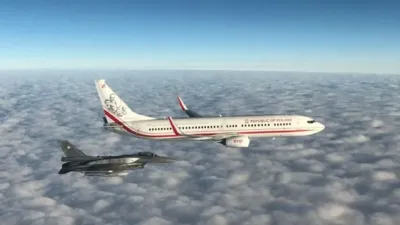 Dos aviones cazas escoltan al avión de la selección de Polonia al Mundial