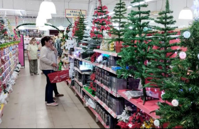 Armar un árbol de Navidad cuesta 45.000 pesos en Sáenz Peña