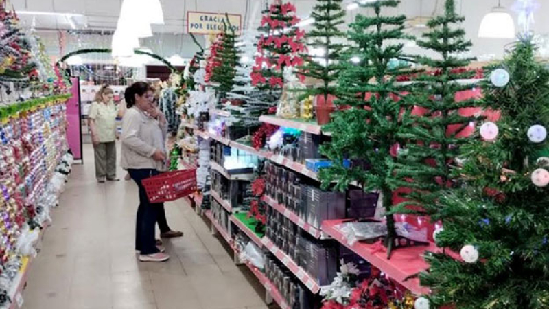 Armar un árbol de Navidad cuesta 45.000 pesos en Sáenz Peña