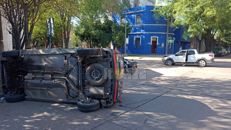 Colisión y vuelco en el macrocentro de Resistencia