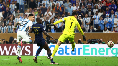 Argentina y Francia pelean mano a mano por quedarse con la Copa del Mundo