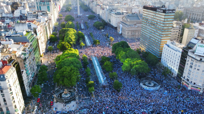 La Copa del mundo ya está en Argentina y el pueblo los recibe esta mañana con una gran caravana