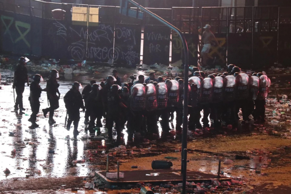 Por los disturbios. hubo 8 heridos entre policías y bomberos.