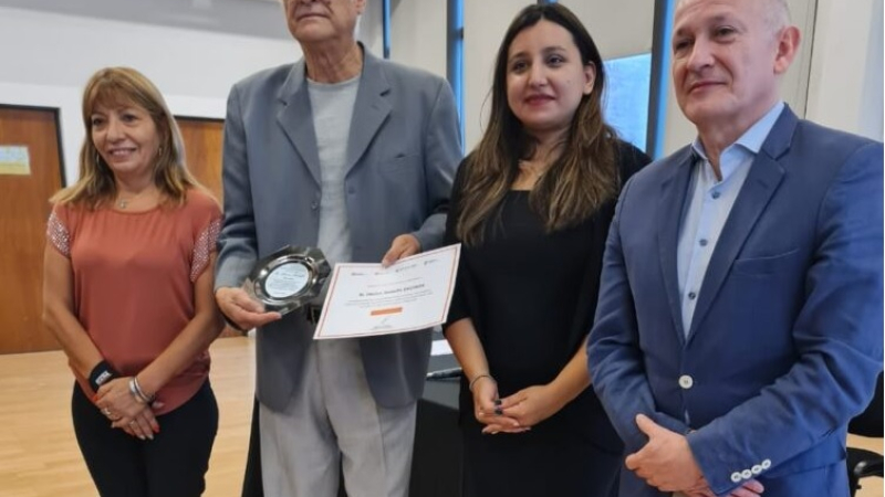 Entregaron el Premio Reconocimiento Artístico al escritor Héctor Rodolfo Encinas