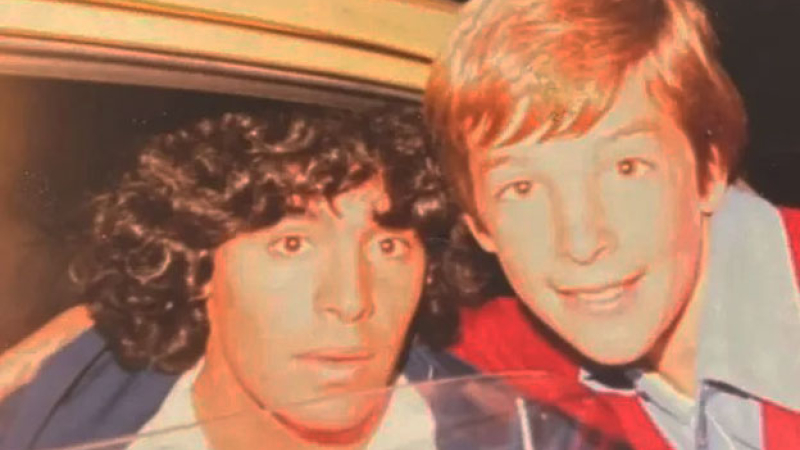 Le sacó una foto con Diego hace 41 años y ahora lo busca para entregársela