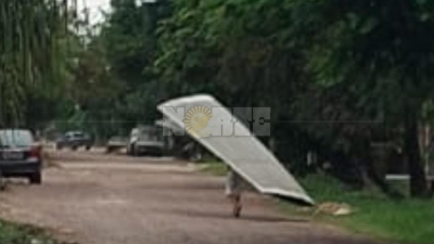 Ladrón huyendo "a las chapas" en Villa San Martín