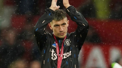 Lisandro Martínez fue homenajeado en el Old Trafford