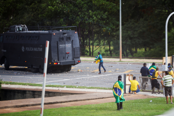 El senador informó de que está en ‘contacto permanente‘ con el  gobernador del Distrito Federal de Brasilia, Ibaneis Rocha, quien  le aseguró que ‘está concentrando los esfuerzos de todo el aparato  policial‘ para ‘controlar la situación‘.