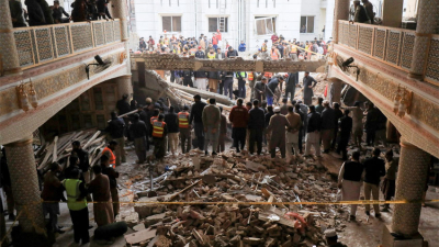 Al menos 59 muertos por atentado suicida en una mezquita de Pakistán