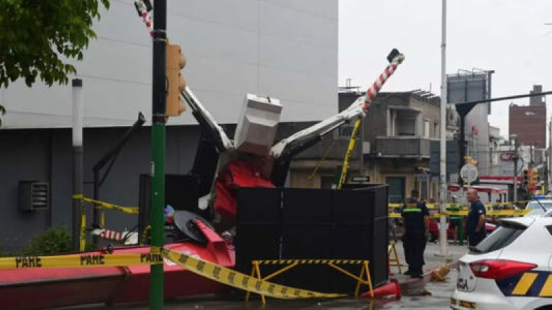 Una mujer murió aplastada por una grúa mientras pasaba por la puerta de un shopping