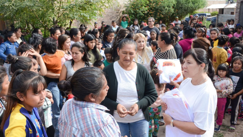 La fundación Muchas llevó útiles, ropa y juguetes a un merendero de Castelli 