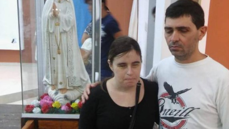 Iván y su compañera necesitan llegar a Colombia para buscar a su perro guía
