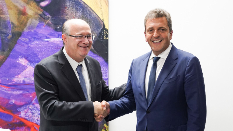 En su primer día en Panamá, Massa firmó financiamiento por USD 235 millones con el BID