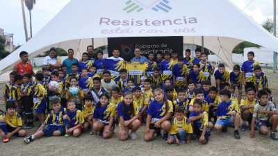 Gustavo Martínez entregó prendas y elementos deportivos al Tiro Fútbol Club