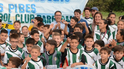 Gustavo Martínez entregó 480 kits e indumentaria al Fútbol Club Barberán