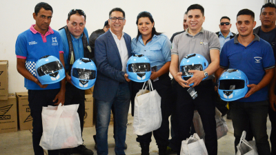 Gustavo Martínez entregó indumentaria a trabajadores de Tránsito y Transporte