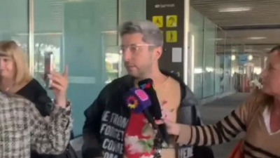 Jey Mammón viajó a Madrid y un grupo de periodistas lo esperaba en el aeropuerto