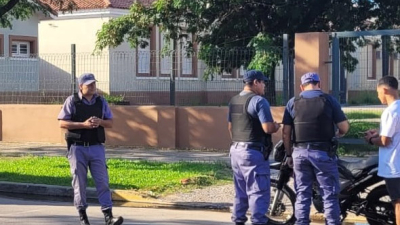 Ataque "piraña" en pleno centro: tiran a una joven de su moto