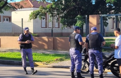 Ataque "piraña" en pleno centro: tiran a una joven de su moto