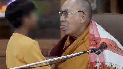 El Dalai Lama pidió disculpas a un niño por pedirle chuparle la lengua