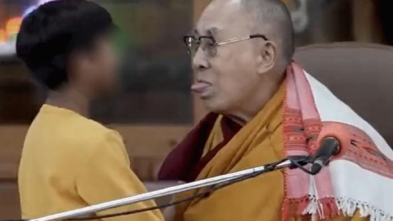 El Dalai Lama pidió disculpas a un niño por pedirle chuparle la lengua
