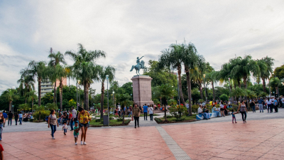 El Municipio recordó que está prohibido estacionar alrededor de la Plaza 25 de Mayo