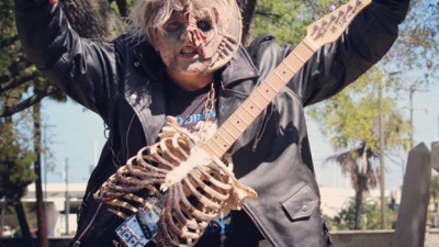 Un músico de heavy metal construyó una guitarra con el esqueleto de su tío