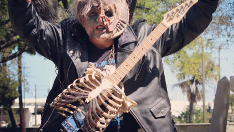 Un músico de heavy metal construyó una guitarra con el esqueleto de su tío