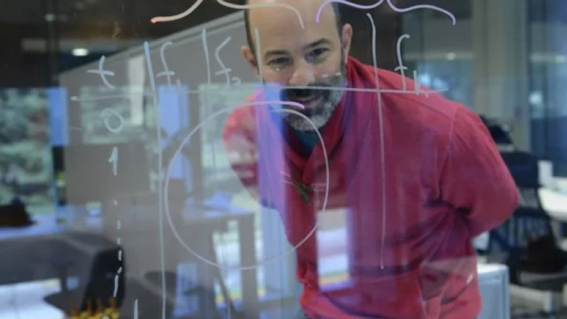 "Hoy los puestos amenazados por la inteligencia artificial son los calificados"